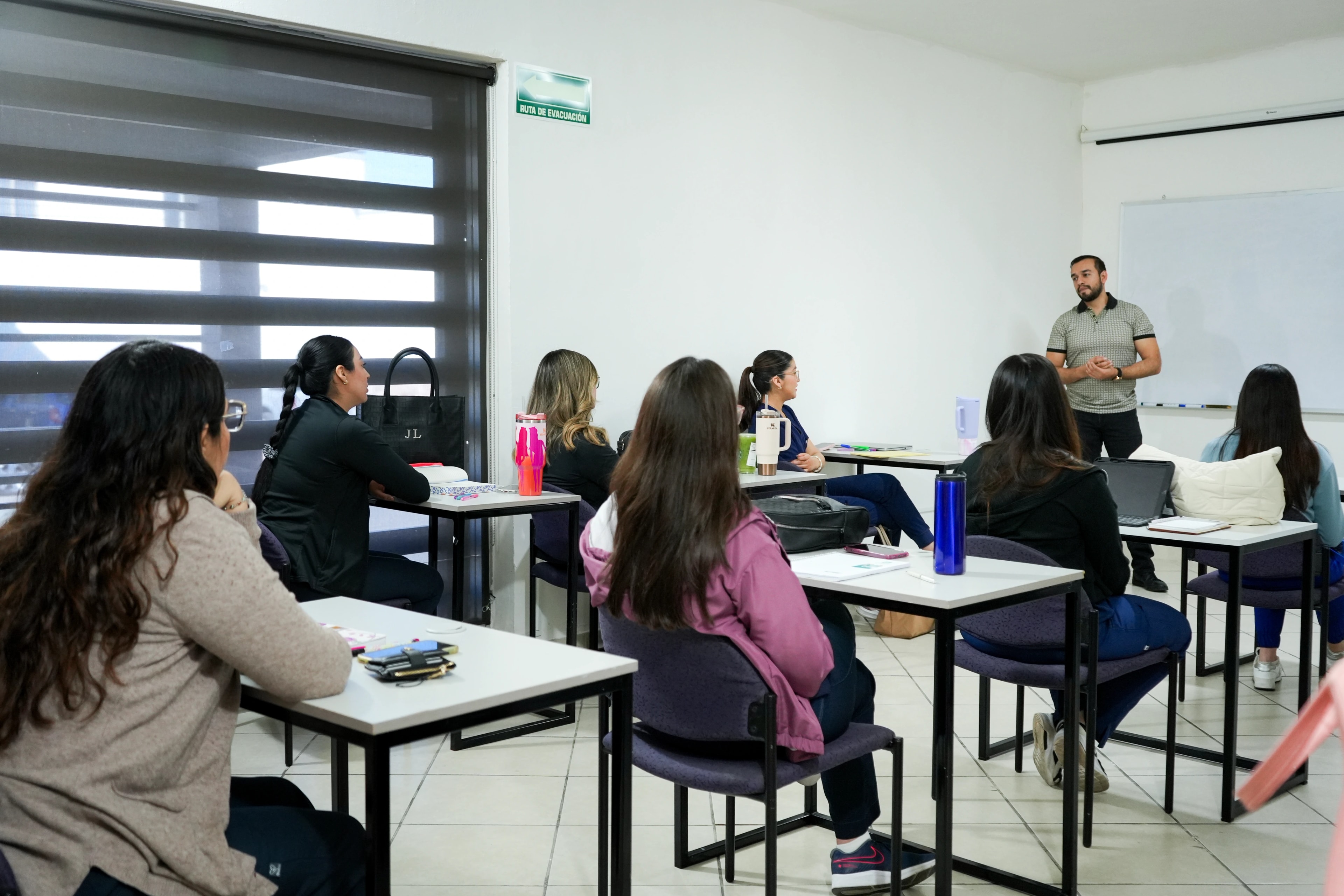 Sesión académica del archivo de Odontopediatría de COES